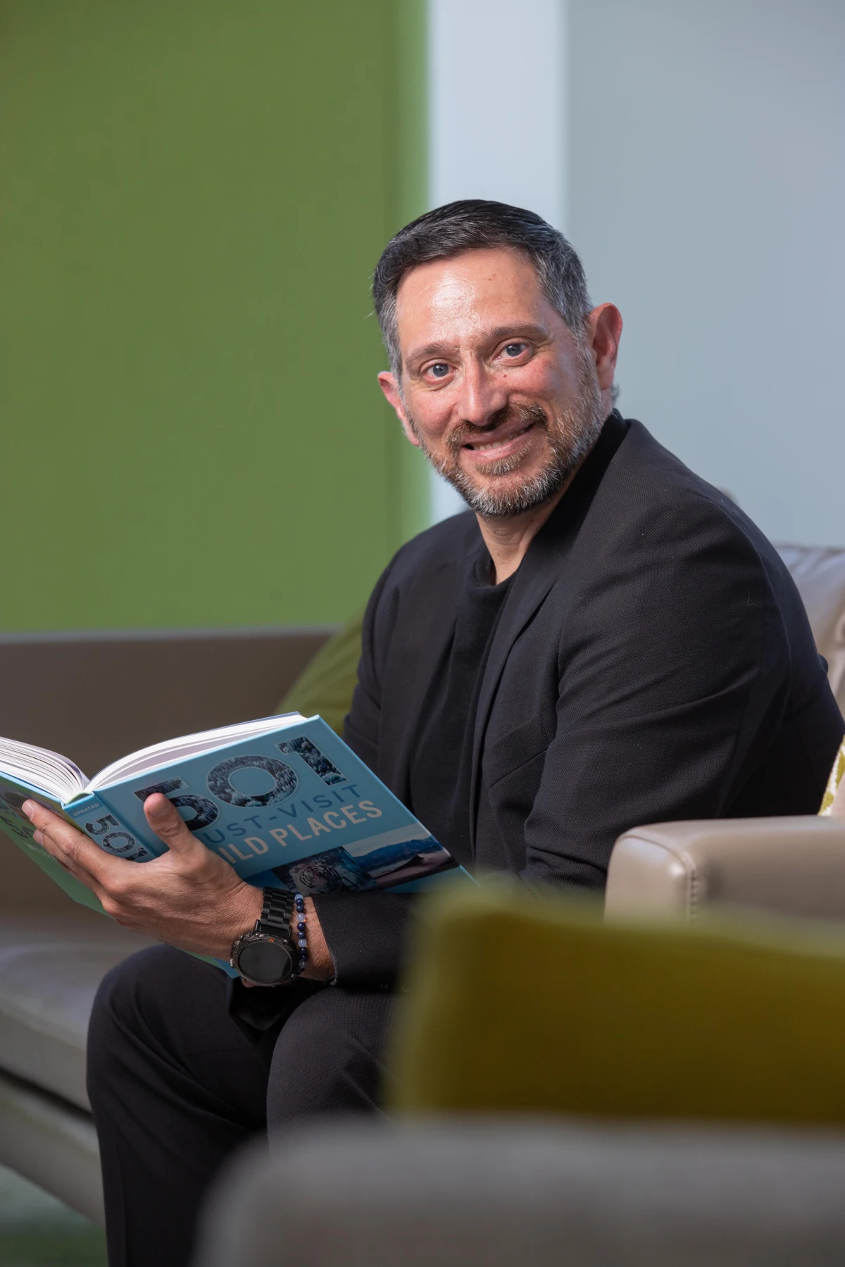 Rubén Colomo leyendo en un espacio de trabajo