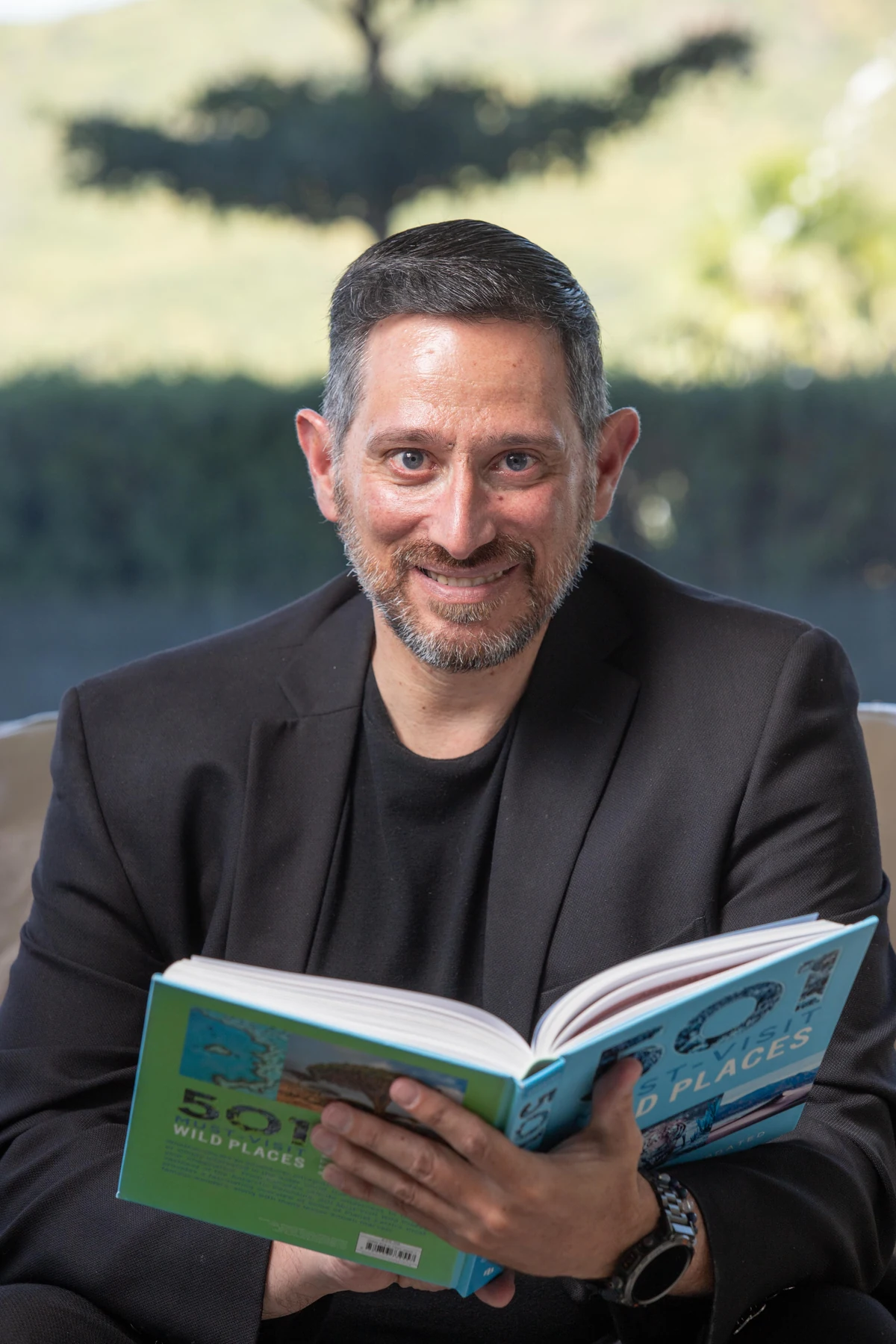 Rubén Colomo con un libro abierto