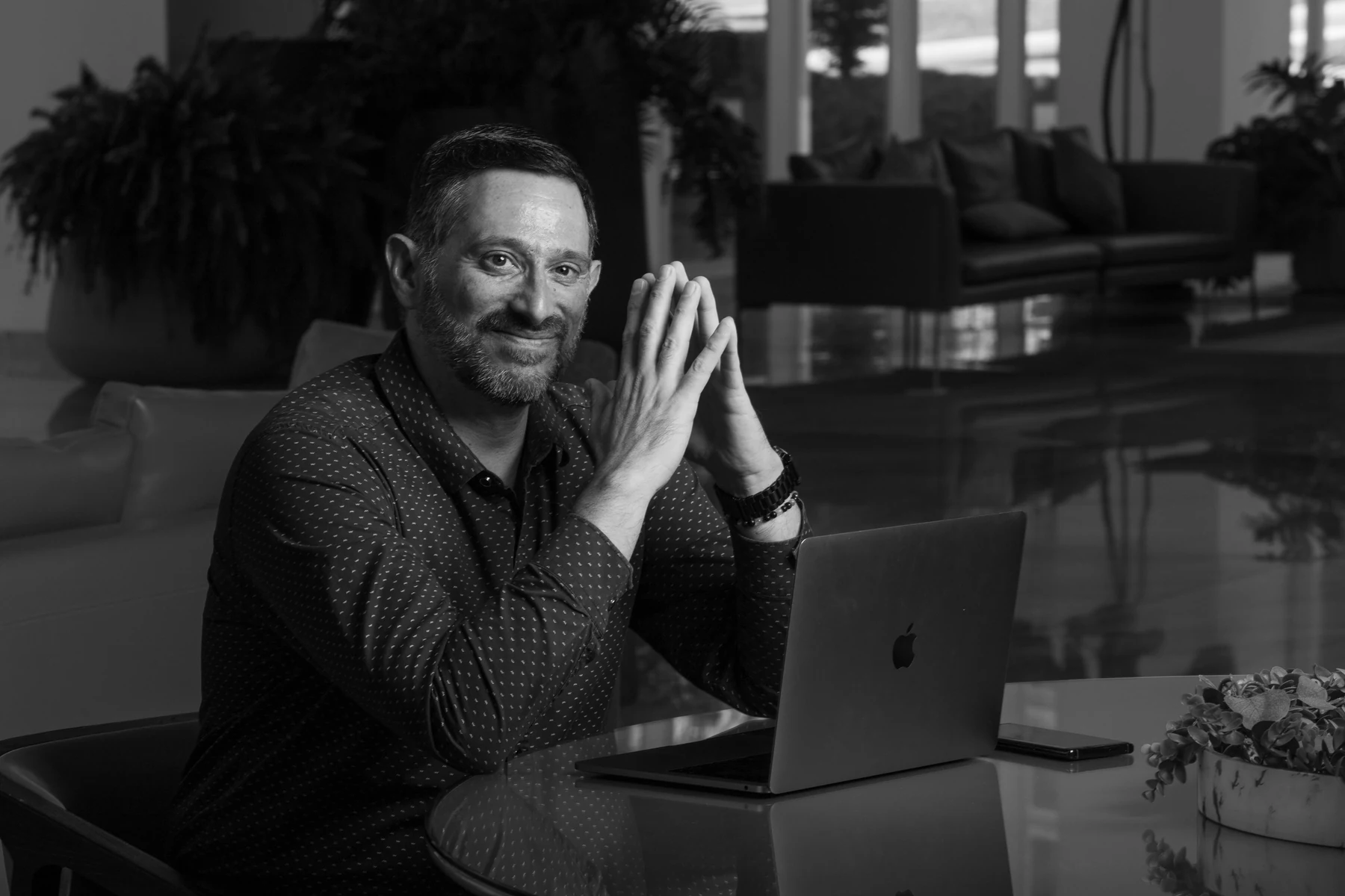 Fotografía en blanco y negro de Rubén Colomo en su computadora