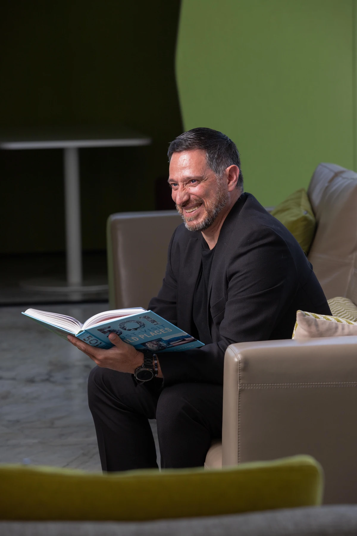 Rubén Colomo leyendo y reflexionando en un sillón